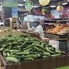 Nhân viên siêu thị tại Thành phố Hồ Chí Minh liên tục cung ứng hàng hóa lên quầy, kệ. (Ảnh: Mỹ Phương/TTXVN) 