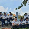 Các cán bộ, chiến sỹ đảo Trường Sa đọc thư của các em học sinh gửi từ Hà Nội. (Ảnh: Nguyễn Cúc/TTXVN)