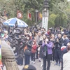 Hình ảnh người dân và du khách thập phương thắp hương trước đền Trần. (Ảnh: Công Luật/TTXVN) 