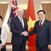 Chủ tịch Quốc hội Vương Đình Huệ cùng Toàn quyền Australia David Hurley và Phu nhân. (Ảnh: Doãn Tấn/TTXVN)