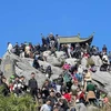 Chùa Đồng trên đỉnh núi Yên Tử thu hút đông đảo du khách trong những ngày đầu xuân. (Ảnh: TTXVN phát)