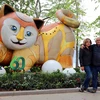 Du khách quốc tế hứng thú chụp ảnh cùng hình tượng mèo, linh vật năm Quý Mão 2023 bên hồ Gươm. (Ảnh: Thanh Tùng/TTXVN) 