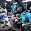 Công nhân làm việc tại Công ty CP Tập đoàn Giày Gia Định, thành phố Thủ Đức, Thành phố Hồ Chí Minh. (Ảnh: Hồng Đạt/TTXVN) 