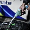 Bơm xăng cho phương tiện tại một trạm xăng ở Paris, Pháp. (Ảnh: AFP/TTXVN) 