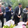 Ông Đỗ Xuân Tuyên (thứ 2, phải sang), Thứ trưởng Bộ Y tế dâng hương khu mộ Hải Thượng Lãn Ông. (Ảnh: Công Tường/TTXVN)