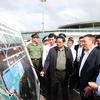 Thủ tướng Phạm Minh Chính kiểm tra dự án nâng cấp, mở rộng Cảng hàng không Phù Cát. (Ảnh: Dương Giang/TTXVN) 