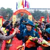 Các tân binh bước qua cổng vinh quang trong sự chào đón của hàng trăm bạn bè, gia đình, người thân. (Ảnh: Minh Sơn/Vietnam+) 