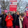 Nhân viên y tế tham gia đình công yêu cầu tăng lương bên ngoài bệnh viện St Thomas' ở London, Anh, ngày 20/12/2022. (Nguồn: AFP/TTXVN)