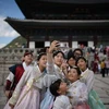 Du khách tham quan Cung Gyeongbokgung ở Seoul, Hàn Quốc. (Nguồn: AFP/TTXVN) 