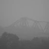 Cầu Long Biên mờ mịt trong sương mù. (Ảnh: Minh Sơn/Vietnam+)