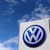 Biểu tượng Volkswagen tại một đại lý của hãng này ở Hamm, Đức. (Ảnh: AFP/TTXVN) 