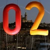 Tấm biển 2024 chào đón Thế vận hội (Olympic) mùa Hè 2024 tại cảng Marseille, Pháp. (Ảnh: AFP/TTXVN)