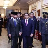 Quốc vương Hassanal Bolkiah đón Thủ tướng Phạm Minh Chính đến hội đàm. (Ảnh: Dương Giang/TTXVN) 