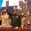 Tướng Abdel Fattah Al Burhan (giữa), Tướng Mohamed Hamdan Dagalo (thứ 2 trái) cùng đại diện một số nhóm dân sự sau lễ ký tại Khartoum, Sudan, ngày 5/12/2022. (Ảnh: AFP/TTXVN) 