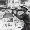 Hình ảnh người chiến sỹ cầm súng B41 hướng về phía quân xâm lược, bên cạnh là cột mốc số 0 Lạng Sơn, rạng sáng 17/2/1979 mang tính biểu tượng về cuộc chiến đấu bảo vệ biên giới phía Bắc năm 1979. (Ảnh: Tư liệu/TTXVN phát) 