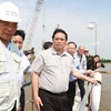 Thủ tướng Phạm Minh Chính kiểm tra công trình cầu Rạch Miễu 2. (Ảnh: Dương Giang/TTXVN) 