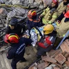Một bé gái 12 tuổi được giải cứu dưới những đống đổ nát sau trận động đất ở Hatay, Thổ Nhĩ Kỳ, ngày 12/2/2023. (Nguồn: AFP/TTXVN)