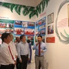 Các đại biểu tham quan khu trưng bày chuyên đề Trương Vĩnh Trọng - trọn nghĩa vẹn tình. (Ảnh: Chương Đài/TTXVN)