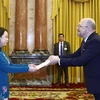 Quyền Chủ tịch nước Võ Thị Ánh Xuân tiếp nhận Quốc thư của Đại sứ Thụy Sĩ Thomas Gass. (Ảnh: Thống Nhất/TTXVN) 