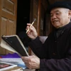 Ở tuổi 76, Nghệ nhân Nhân dân Sầm Văn Dừn vẫn miệt mài nghiên cứu, phục dựng và bảo tồn giá trị bản sắc văn hóa dân tộc. (Ảnh: Nam Sương/TTXVN)