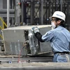 Công nhân làm việc tại một nhà máy ở Nhật Bản. (Nguồn: AFP/TTXVN)