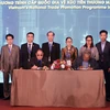 Hiệp hội Điều Việt Nam ký kết biên bản hợp tác cung ứng nguyên liệu với Hiệp hội Điều Campuchia tại hội nghị. (Ảnh: Xuân Anh/TTXVN)