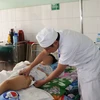 Bệnh nhi N.T.N.T. (15 tuổi, trú tại thị trấn Trảng Bom, huyện Trảng Bom) tiếp tục được theo dõi sức khỏe tại Bệnh viện Nhi đồng Đồng Nai. (Ảnh: TTXVN phát)
