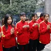 Các cầu thủ Đội tuyển Bóng đá nữ U20 Việt Nam dâng hương tưởng niệm các Vua Hùng tại Đền Thượng. (Ảnh: Trung Kiên/TTXVN) 