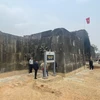 Cấu tạo ba bức tường thành Đông, Nam, Tây tương tự nhau về kích thước và kỹ thuật ghép đá, tiêu biểu nhất là tường thành phía Đông có lớp đá lót móng kích thước lớn phía dưới đáy. (Ảnh: Hoa Mai/TTXVN)