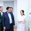 Thủ tướng Phạm Minh Chính thăm các đơn vị nghiên cứu, sản xuất trong Trung tâm Đổi mới sáng tạo Quốc gia (NIC). (Ảnh: Dương Giang/TTXVN) 