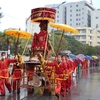 Lễ hội Cầu phúc đền Độc Cước mở đầu với nghi lễ rước kiệu với sự tham gia của đội rồng, đội múa lân, xe nhạc nước và các đoàn rước kiệu đến từ các phường trên địa bàn Thành phố Sầm Sơn. (Ảnh: Hoa Mai/TTXVN)