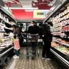 Người tiêu dùng mua sắm tại một cửa hàng ở Queens, New York, Mỹ. (Nguồn: THX/TTXVN)