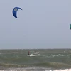 Biển Mũi Né luôn luôn có gió mạnh và những con sóng lớn phù hợp môn thể thao mạo hiểm trên biển, đặc biệt là chơi lướt ván diều. (Ảnh: Nguyễn Thanh/TTXVN)