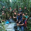 Đội cứu hộ chụp ảnh cùng các em nhỏ sau khi các em được tìm thấy tại rừng nhiệt đới Amazon, ngày 9/6/2023. (Nguồn: AFP/TTXVN)