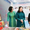 Phó Chủ tịch nước Võ Thị Ánh Xuân thăm gian trưng bày các ấn phẩm báo chí của Thông tấn xã Việt Nam tại Hội báo toàn quốc năm 2022. (Nguồn: TTXVN)