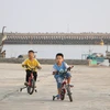 Trẻ em vui chơi trên quảng trường huyện Bạch Long Vỹ. (Ảnh: Minh Thu/TTXVN) 