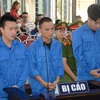 Ba bị cáo hành hung nhân viên gác chắn tàu gây phẫn nộ dư luận ở Đà Nẵng tại phiên tòa. (Ảnh: Văn Dũng/TTXVN)
