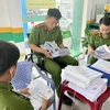 Lực lượng công an kiểm tra tại trụ sở chính của Công ty F88 ở địa chỉ 414, Quốc lộ 91, thị trấn Cái Dầu, huyện Châu Phú, tỉnh An Giang. (Ảnh: Công Mạo/TTXVN)