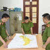 Trung úy Thào A Khư (ở giữa) và cán bộ, chiến sỹ Đội Cảnh sát Kinh tế-Ma túy Công an huyện Điện Biên trao đổi kế hoạch trước mỗi chuyến đánh án. (Ảnh: Xuân Tư/TTXVN)