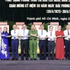 Lãnh đạo Thành phố Hồ Chí Minh cùng lãnh đạo các sở ngành thực hiện cam kết giao ước thi đua năm 2023. (Ảnh: Xuân Anh/TTXVN)