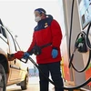 Bơm xăng cho các phương tiện tại một cây xăng ở tỉnh Giang Tô, Trung Quốc. (Nguồn: AFP/TTXVN)