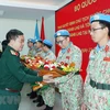 Thượng tướng Hoàng Xuân Chiến, Thứ trưởng Bộ Quốc phòng tặng hoa chúc mừng các sỹ quan vừa hoàn thành nhiệm vụ trở về. (Ảnh: Trọng Đức/TTXVN)