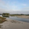 Sông Po ở gần Linarolo, phía nam Pavia, Italy, khô cạn do hạn hán. (Ảnh: AFP/TTXVN) 