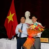 Lãnh đạo Hội đồng Nhân dân tỉnh Bình Thuận tặng hoa chúc mừng ông Nguyễn Hồng Hải (bên phải) được bầu giữ chức Phó Chủ tịch UBND tỉnh Bình Thuận. (Ảnh: Nguyễn Thanh/TTXVN) 