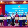 Lãnh đạo tỉnh Thừa Thiên-Huế trao Bằng khen cho các cá nhân có thành tích xuất sắc trong bảo tồn và phát huy nghệ thuật Ca Huế. (Ảnh: Tường Vi/TTXVN) 