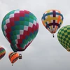 25 khinh khí cầu đủ màu sắc được bay neo lơ lửng tại chỗ để du khách ngắm nhìn và chụp ảnh. (Ảnh: Nguyễn Thanh/TTXVN) 
