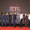 Các đại biểu thực hiện nghi thức lễ ra mắt, đưa vào hoạt động Trung tâm Đào tạo Điện tử Quốc tế (IETC) tại Thành phố Hồ Chí Minh. (Ảnh: Anh Tuấn/TTXVN)