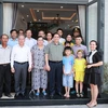 Thủ tướng Phạm Minh Chính với người dân Khu tái định cư Dự án di dời dân cư giải phóng mặt bằng khu vực I Kinh Thành Huế. (Ảnh: Dương Giang/TTXVN) 