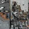 Mái của một khu công nghiệp bị hư hại do lốc xoáy tại Mỹ. (Nguồn: AFP/TTXVN)