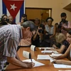 Ngoại trưởng Cuba Bruno Rodriguez (trái) tại điểm bầu cử Quốc hội ở La Habana ngày 26/3/2023. (Nguồn: AFP/TTXVN)